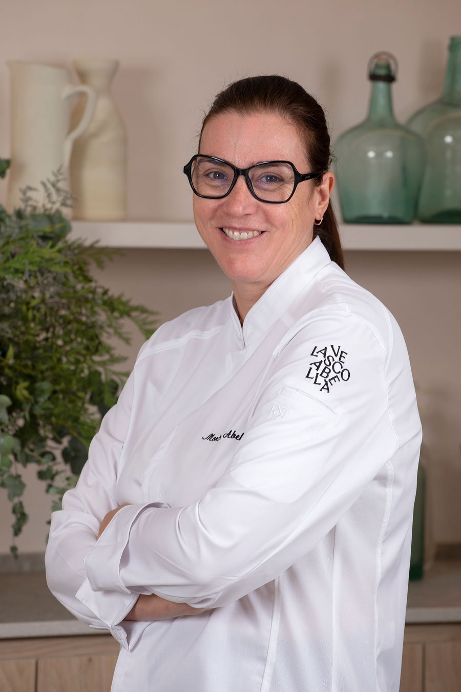 Retrato de Montse Abellà, chaqueta de chef bordada con VelascoAbellà.