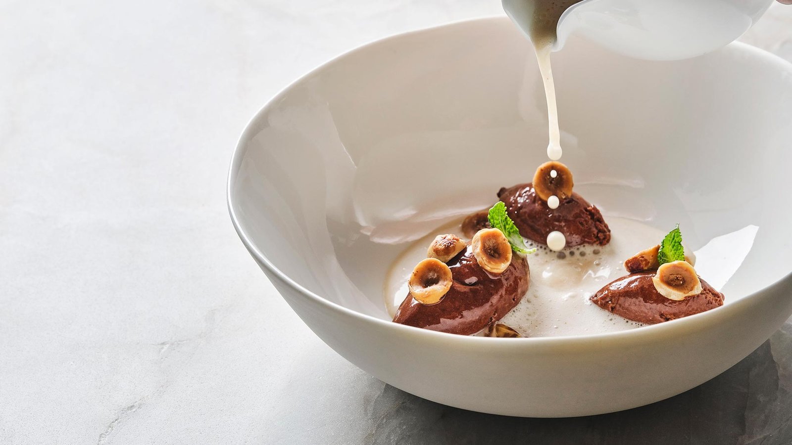 Postre de mousse de chocolate con avellana.